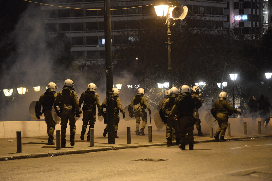 Δείτε βίντεο από το συλλαλητήριο στο Σύνταγμα: Πετροπόλεμος και χημικά στην Αμαλίας