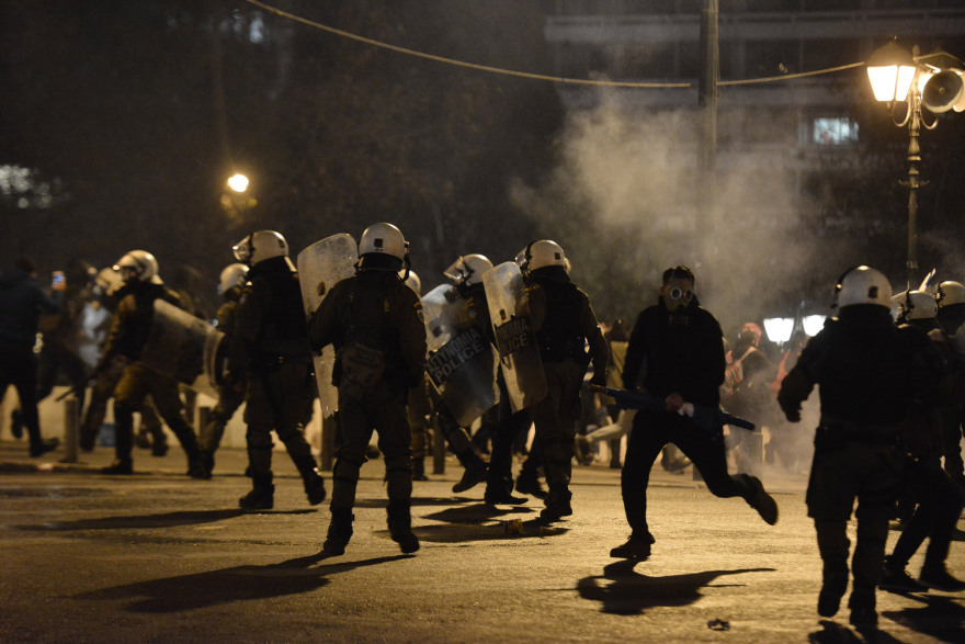 Δείτε βίντεο από το συλλαλητήριο στο Σύνταγμα: Πετροπόλεμος και χημικά στην Αμαλίας