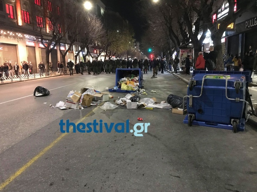 Θεσσαλονίκη: «Βροχή» μολότοφ και ανθρωποκυνηγητό κοντά στο ΑΠΘ