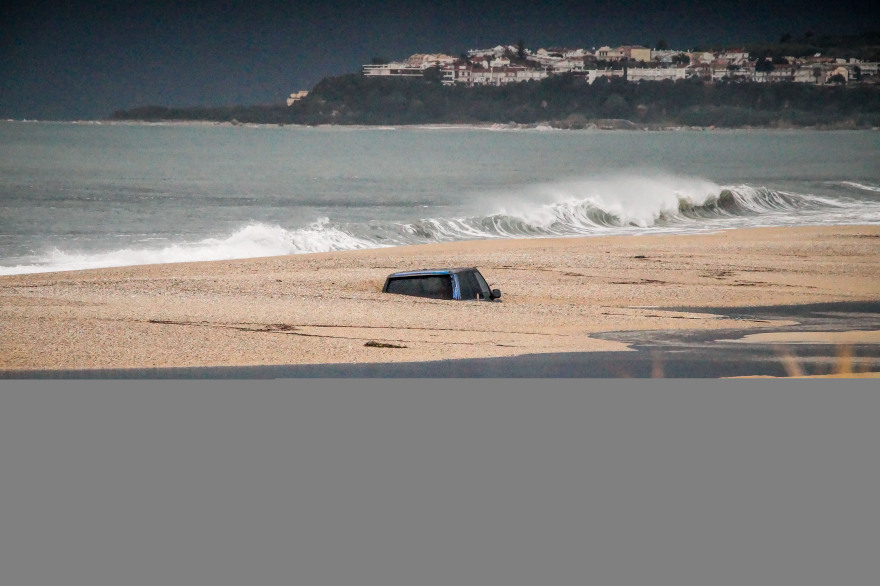 Πρέβεζα: Δείτε το αυτοκίνητο που θάφτηκε στην άμμο!