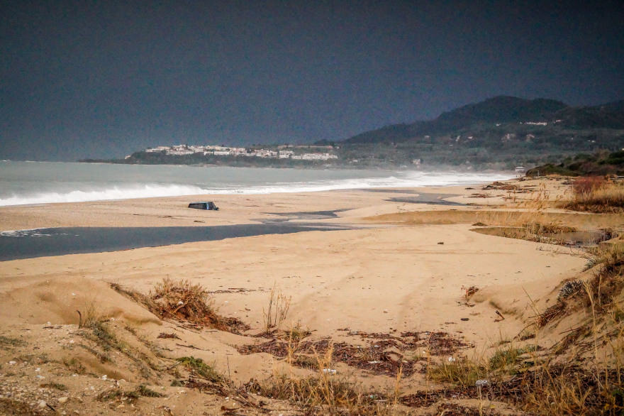 Πρέβεζα: Δείτε το αυτοκίνητο που θάφτηκε στην άμμο!