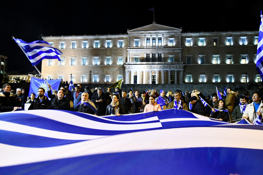 Η Συμφωνία των Πρεσπών στη Βουλή: Τα φιλάκια, ο... τσαμπουκάς και τα χαμόγελα