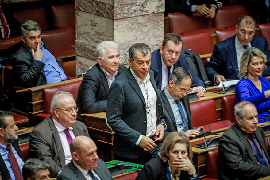 Το παρασκήνιο της ψηφοφορίας στη Βουλή: Αγκαλιές, συγχαρητήρια και... απογοήτευση