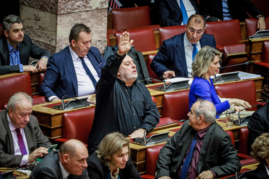 Το παρασκήνιο της ψηφοφορίας στη Βουλή: Αγκαλιές, συγχαρητήρια και... απογοήτευση