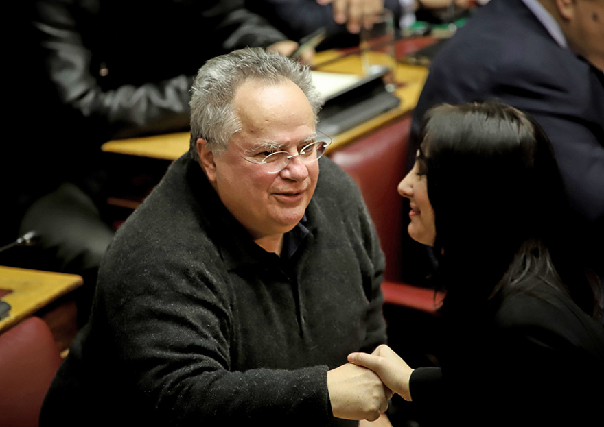 Το παρασκήνιο της ψηφοφορίας στη Βουλή: Αγκαλιές, συγχαρητήρια και... απογοήτευση