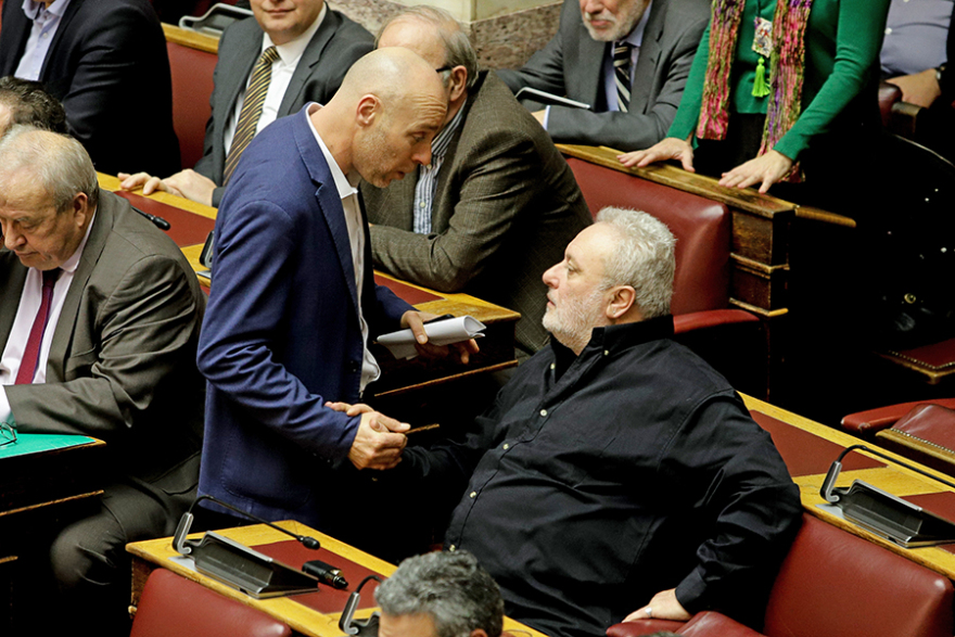 Το παρασκήνιο της ψηφοφορίας στη Βουλή: Αγκαλιές, συγχαρητήρια και... απογοήτευση