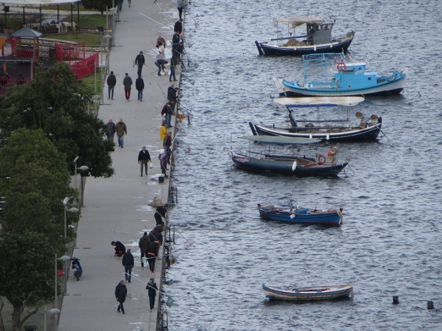 Αμφιλοχία: Μοναδικές εικόνες από το μπατάρισμα της θάλασσας – Μαζεύουν γαρίδες με απόχη