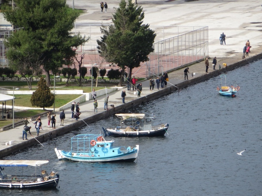 Αμφιλοχία: Μοναδικές εικόνες από το μπατάρισμα της θάλασσας – Μαζεύουν γαρίδες με απόχη