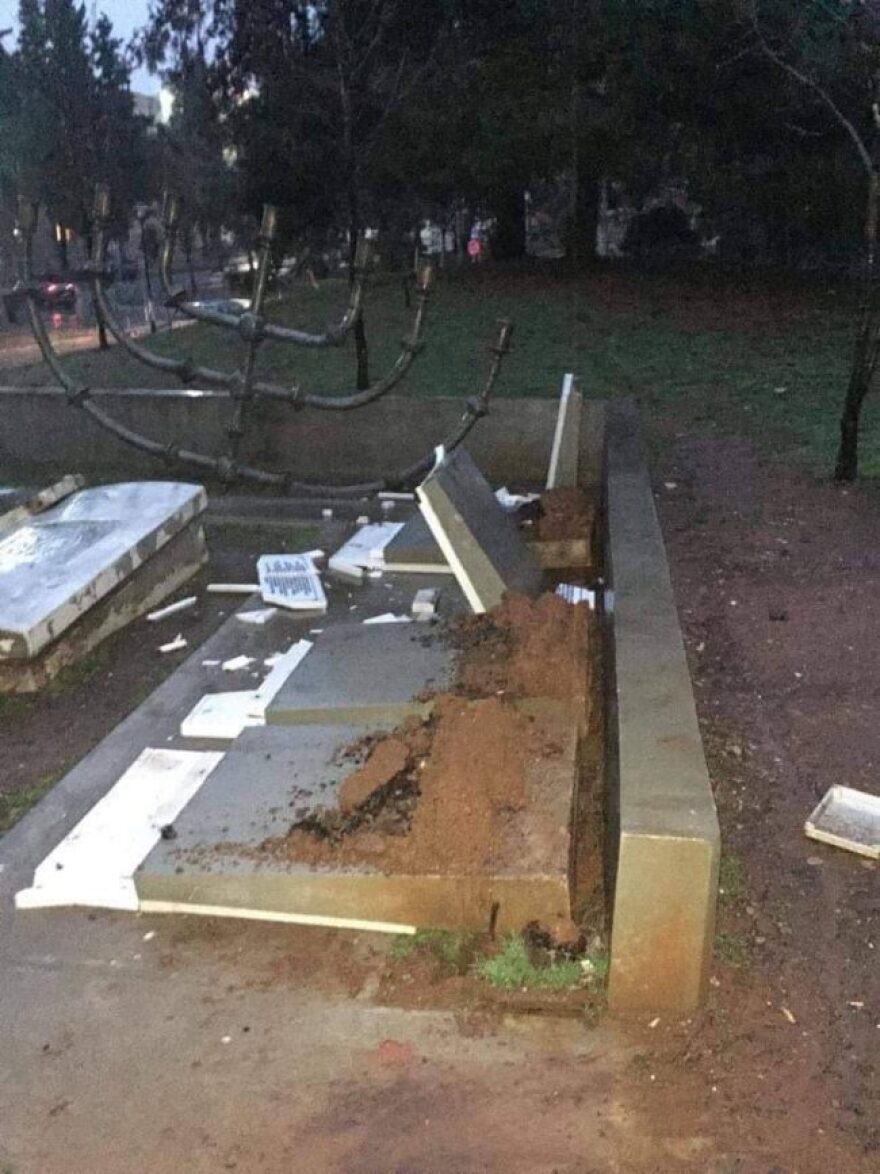 Θεσσαλονίκη: Βανδάλισαν το μνημείο του εβραϊκού νεκροταφείου στο ΑΠΘ