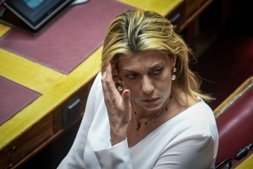 Η Συμφωνία των Πρεσπών στη Βουλή: Τα φιλάκια, ο... τσαμπουκάς και τα χαμόγελα