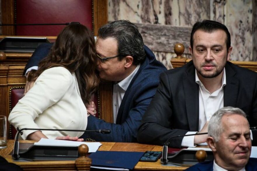 Η Συμφωνία των Πρεσπών στη Βουλή: Τα φιλάκια, ο... τσαμπουκάς και τα χαμόγελα