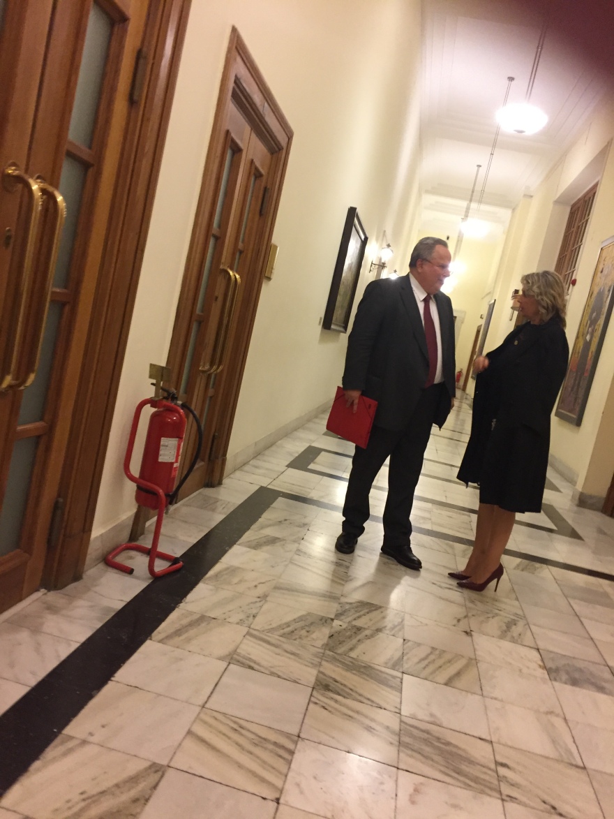 Η Συμφωνία των Πρεσπών στη Βουλή: Τα φιλάκια, ο... τσαμπουκάς και τα χαμόγελα