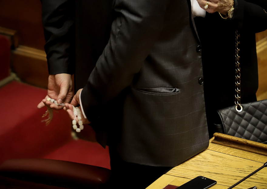 Το κομπολόι του Τσίπρα και οι οκτώ πρόθυμοι