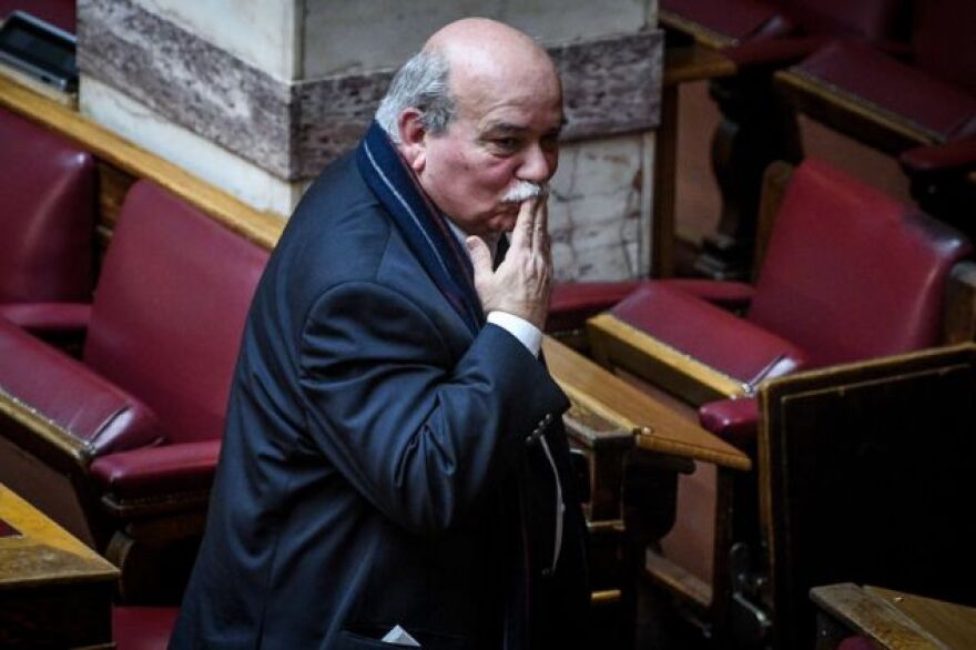 Η Συμφωνία των Πρεσπών στη Βουλή: Τα φιλάκια, ο... τσαμπουκάς και τα χαμόγελα