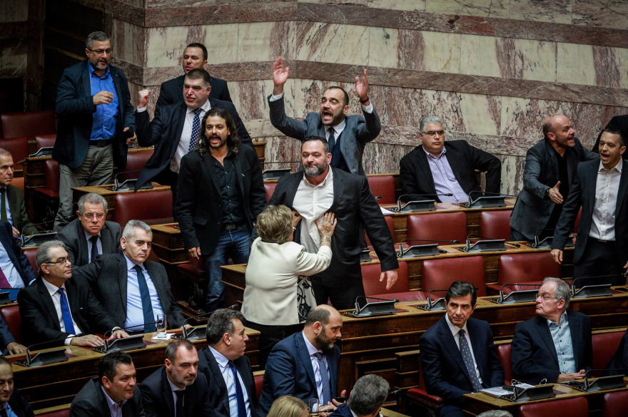 Συμφωνία των Πρεσπών: Επεισόδιο στη Βουλή με τον Μπαρμπαρούση 