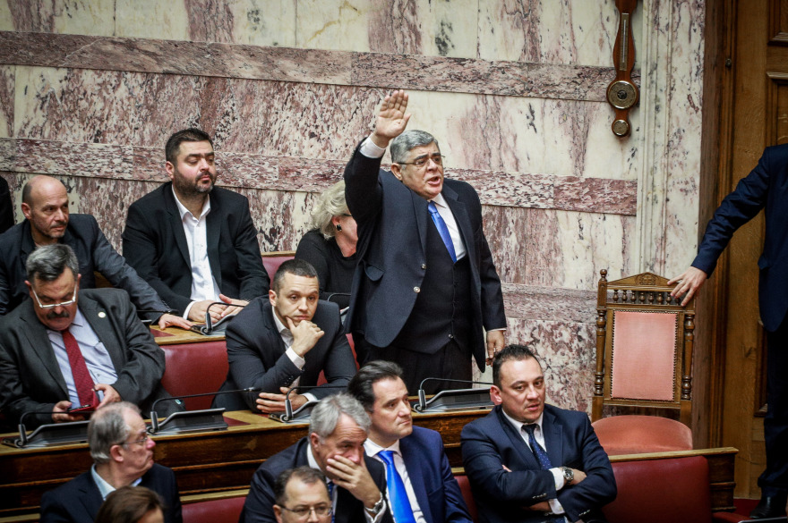 Συμφωνία των Πρεσπών: Επεισόδιο στη Βουλή με τον Μπαρμπαρούση 