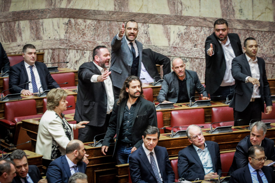 Συμφωνία των Πρεσπών: Επεισόδιο στη Βουλή με τον Μπαρμπαρούση 