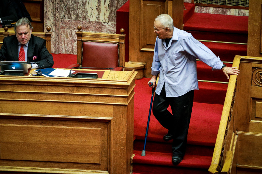 Η Συμφωνία των Πρεσπών στη Βουλή: Τα φιλάκια, ο... τσαμπουκάς και τα χαμόγελα