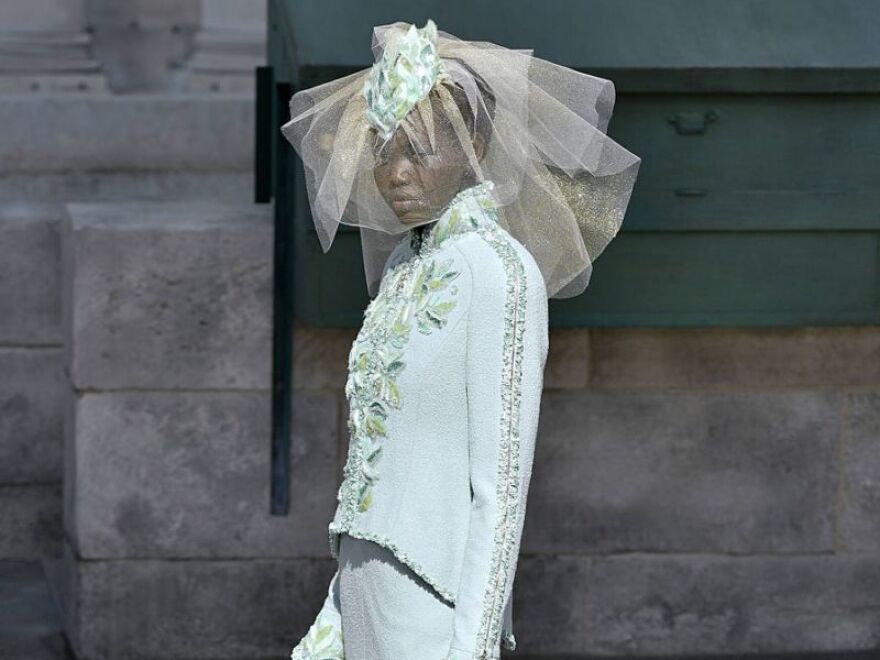 Τα μοντέλα που φόρεσαν νυφικά στα σόου Haute Couture του οίκου Chanel