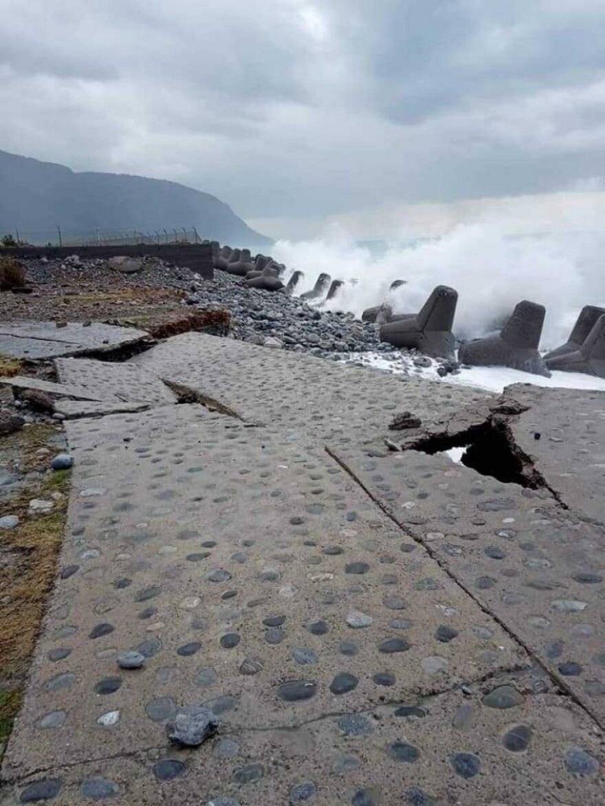 Κρήτη: Τα κύματα διέλυσαν προβλήτα στην Αγία Ρούμελη