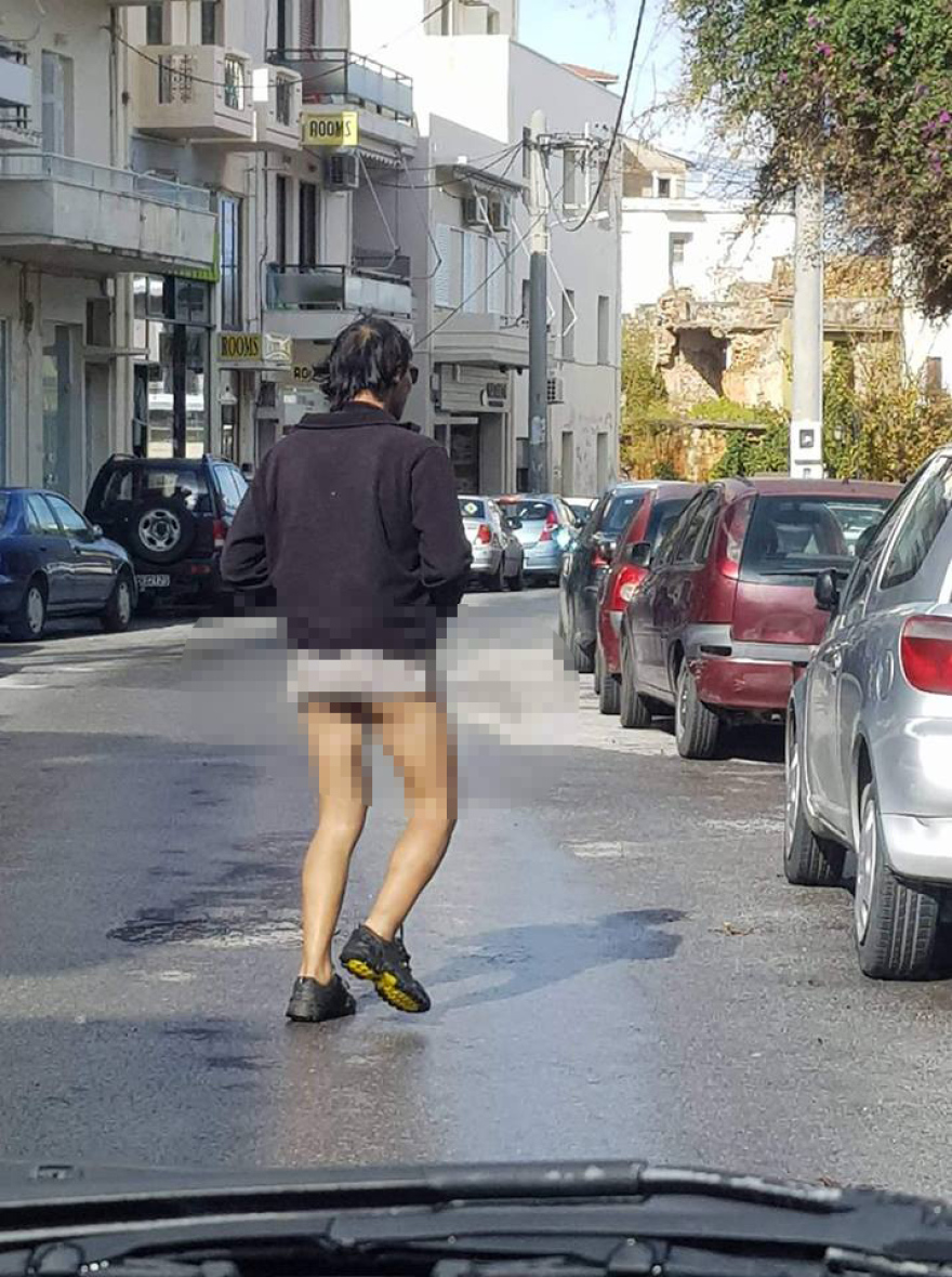 Άνδρας κυκλοφορεί γυμνός στο κέντρο των Χανίων