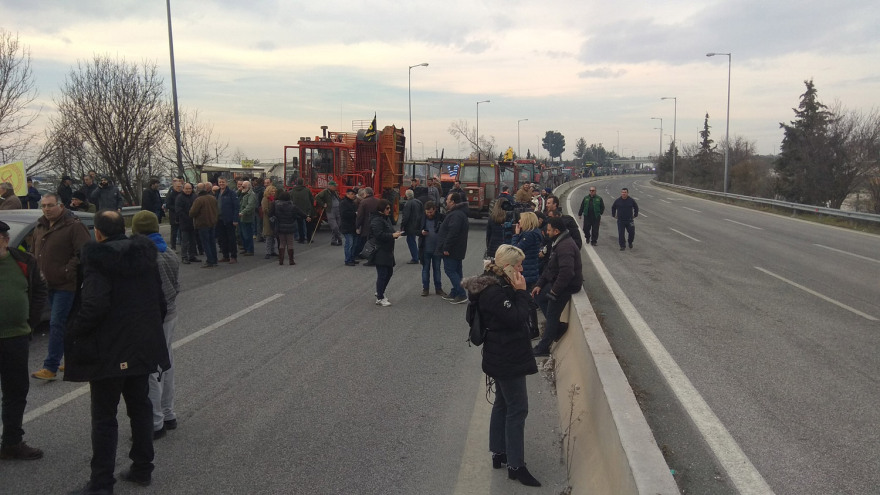 Στο δρόμο οι αγρότες:  Κλειστή η Αθηνών - Θεσσαλονίκης στον κόμβο της Νίκαιας 