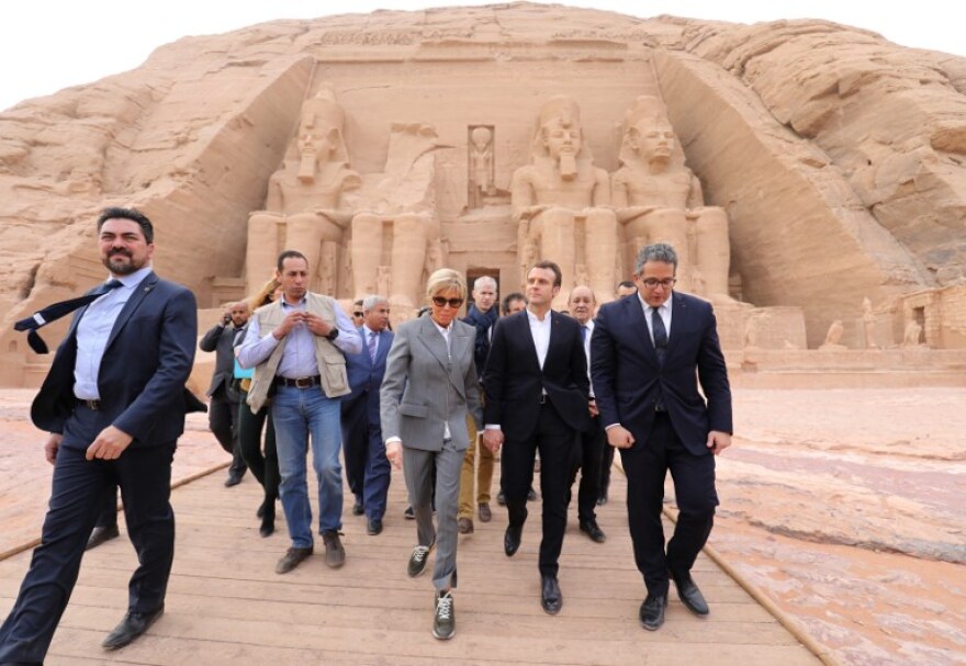 Η Μπριζίτ Μακρόν επισκέφθηκε έναν αρχαίο αιγυπτιακό ναό με το πιο ανατρεπτικό look!