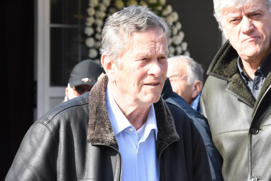 Ο Γιώργος Λάνθιμος αποχαιρετά τον πατέρα του Αντώνη 