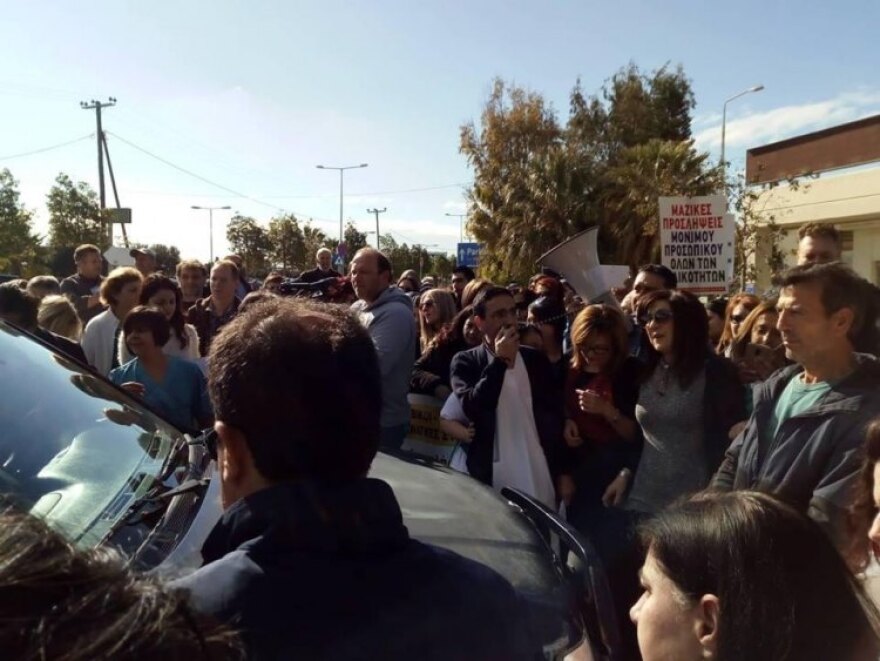 «Θερμή» υποδοχή στον Παύλο Πολάκη από εργαζόμενους στο νοσοκομείο Ηρακλείου 