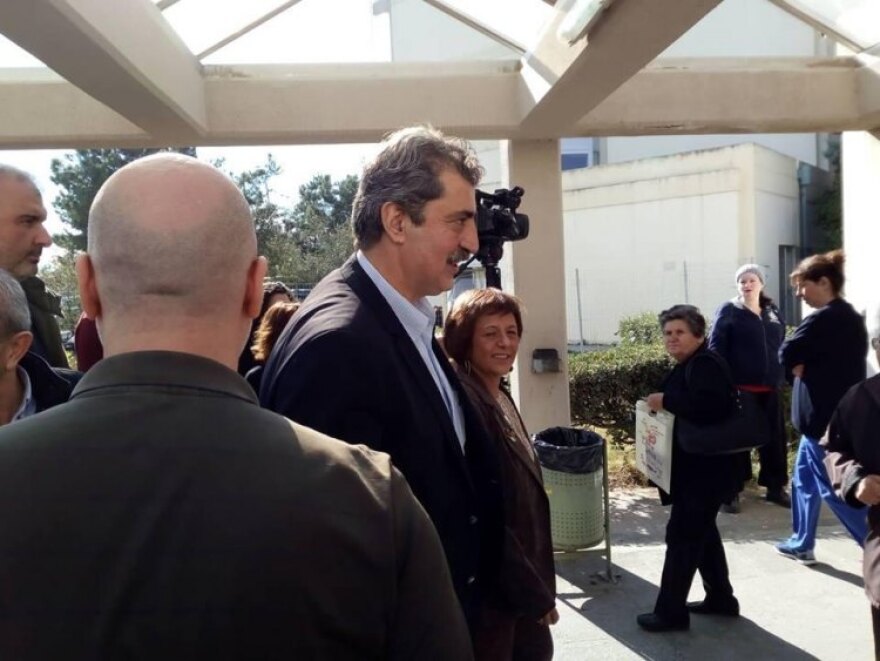 «Θερμή» υποδοχή στον Παύλο Πολάκη από εργαζόμενους στο νοσοκομείο Ηρακλείου 