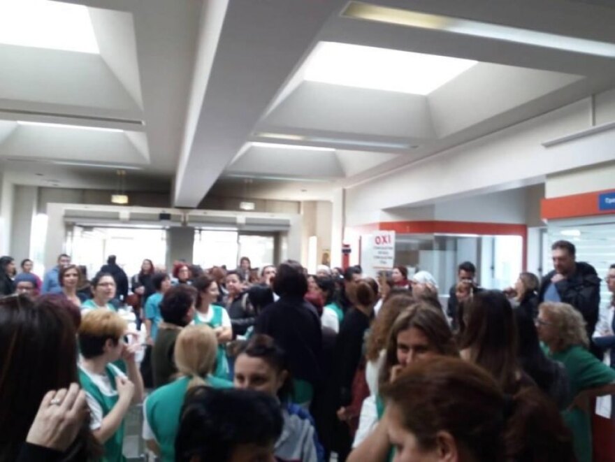 «Θερμή» υποδοχή στον Παύλο Πολάκη από εργαζόμενους στο νοσοκομείο Ηρακλείου 