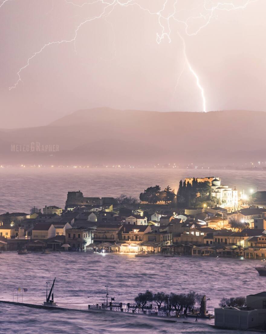 Μοναδικές εικόνες: «Κόκκινη καταιγίδα» έπληξε τη Σάμο