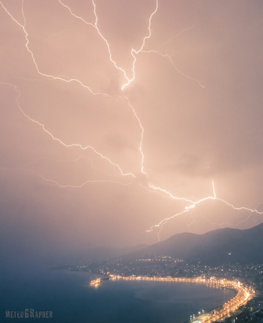 Μοναδικές εικόνες: «Κόκκινη καταιγίδα» έπληξε τη Σάμο