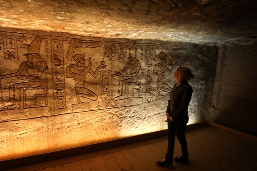 Η Μπριζίτ Μακρόν επισκέφθηκε έναν αρχαίο αιγυπτιακό ναό με το πιο ανατρεπτικό look!