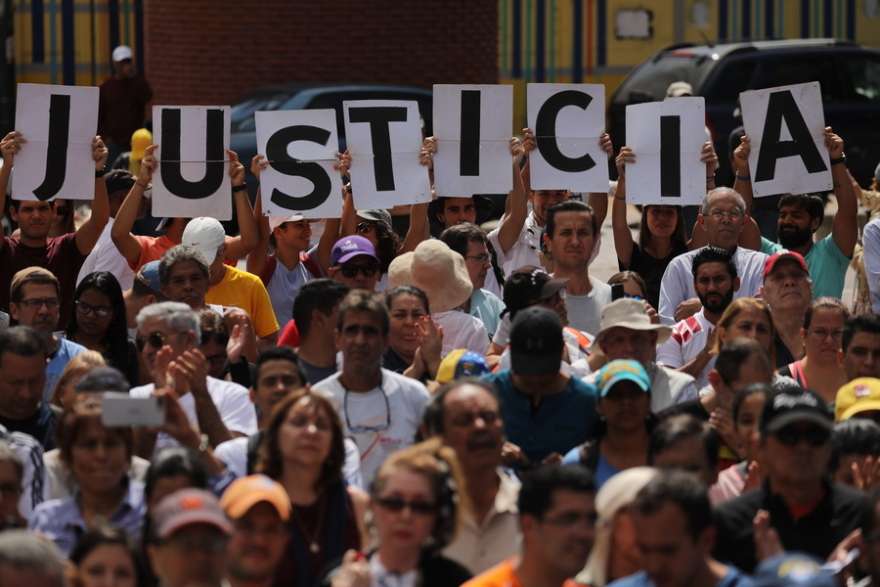 Βενεζουέλα: «Σφίγγει» ο κλοιός γύρω από τον Μαδούρο με κυρώσεις, λιποταξίες και απομόνωση