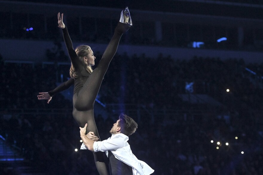 Βίντεο:  Χαμός με Ρωσίδα αθλήτρια του καλλιτεχνικού πατινάζ - «Άναψε φωτιές» με αποκαλυπτικό κορμάκι