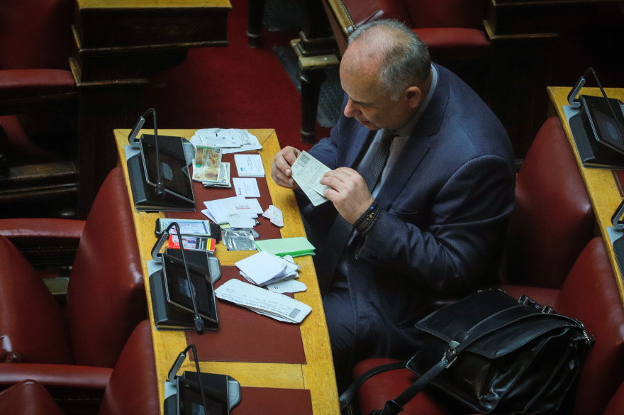 Φωτογραφίες: Ο Σαρίδης άδειασε όλη την «πραμάτειά» του πάνω στο έδρανο της Βουλής