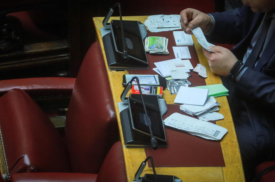 Φωτογραφίες: Ο Σαρίδης άδειασε όλη την «πραμάτειά» του πάνω στο έδρανο της Βουλής