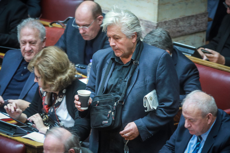 Φωτογραφίες: Ο Σαρίδης άδειασε όλη την «πραμάτειά» του πάνω στο έδρανο της Βουλής