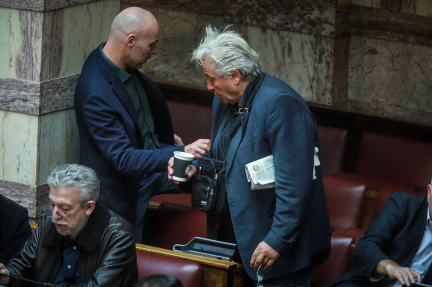 Φωτογραφίες: Ο Σαρίδης άδειασε όλη την «πραμάτειά» του πάνω στο έδρανο της Βουλής