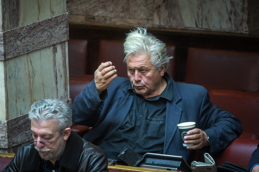 Φωτογραφίες: Ο Σαρίδης άδειασε όλη την «πραμάτειά» του πάνω στο έδρανο της Βουλής