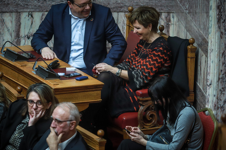 Κωμωδία στη Βουλή: Σήμερα εγκρίθηκε νομοσχέδιο που πάγωσε χθες λόγω μιας... γκαζόζας