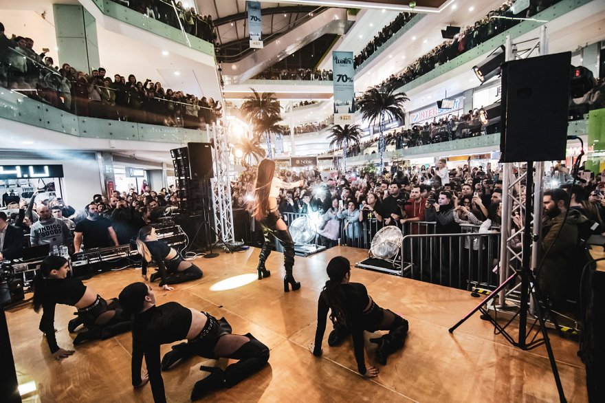 Η Ελένη Φουρέιρα τα έδωσε όλα on stage και «σήκωσε» το βραβείο για το single Fuego
