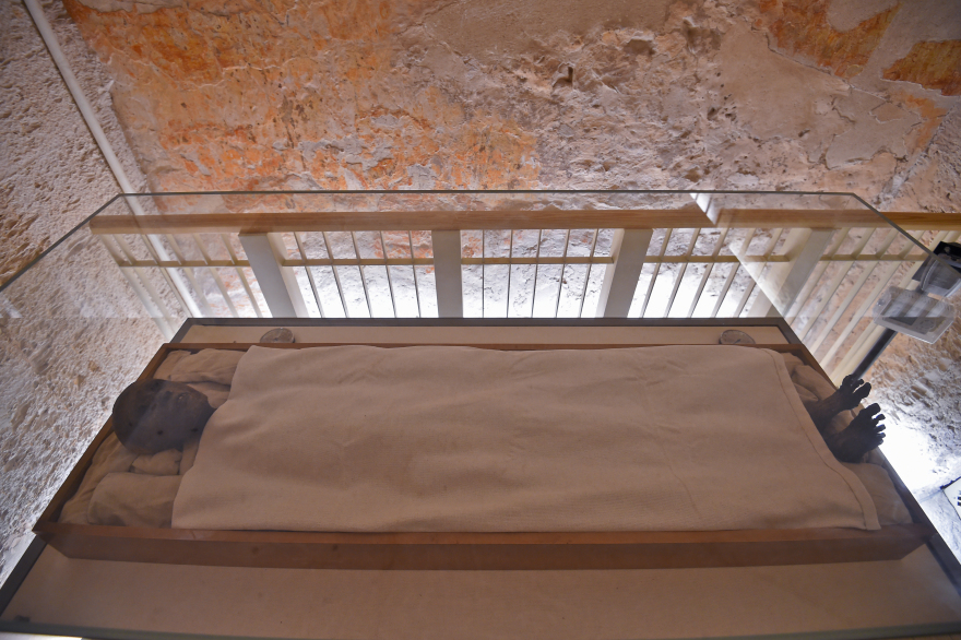 «Το κεφάλι και τα πόδια του King Tut»: Εντυπωσιακές εικόνες από τον τάφο του Τουταγχαμών