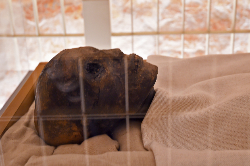 «Το κεφάλι και τα πόδια του King Tut»: Εντυπωσιακές εικόνες από τον τάφο του Τουταγχαμών