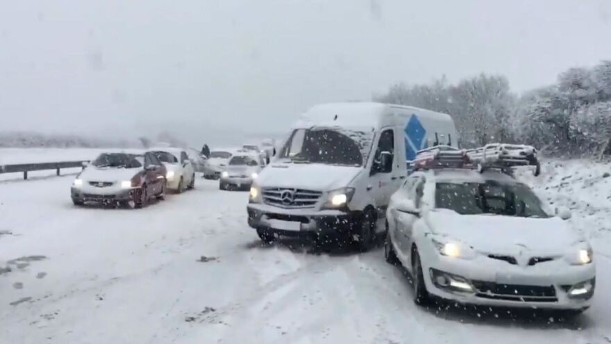 Στο έλεος του χιονιά και η Βρετανία: Πάνω από 100 οχήματα εγκλωβισμένα στην Κορνουάλη