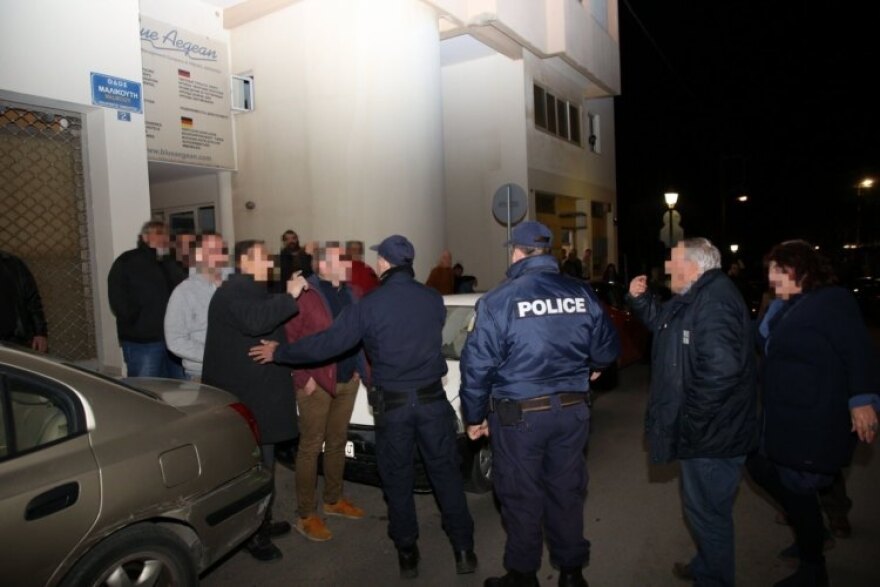 Κρήτη: «Θερμή υποδοχή» σε Τζανακόπουλο με «προδότες» και τον ύμνο της Μακεδονίας