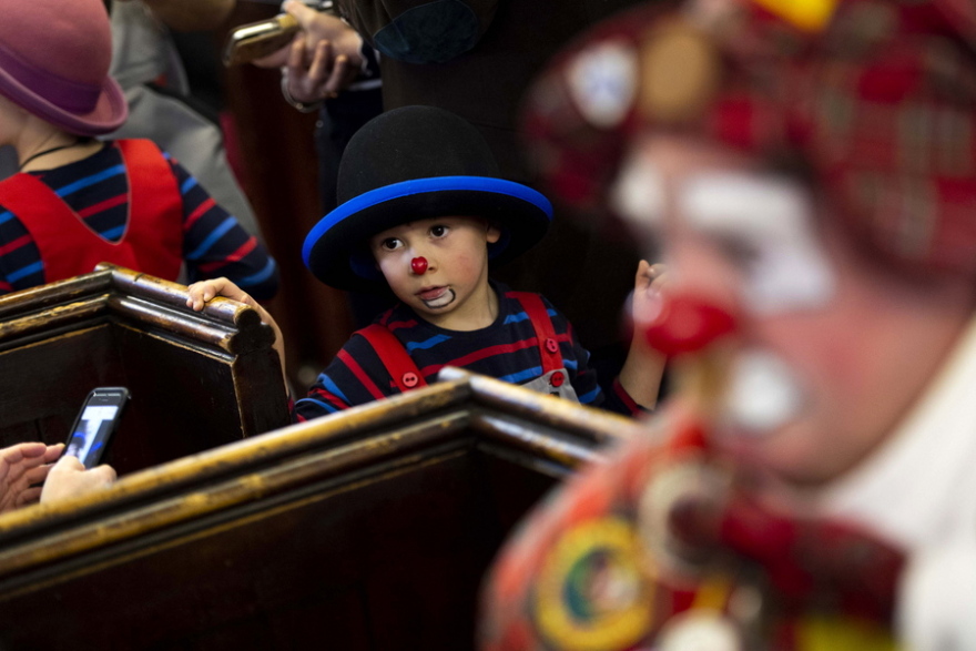 Φωτογραφίες: Γιατί το Λονδίνο γέμισε με εκατοντάδες κλόουν