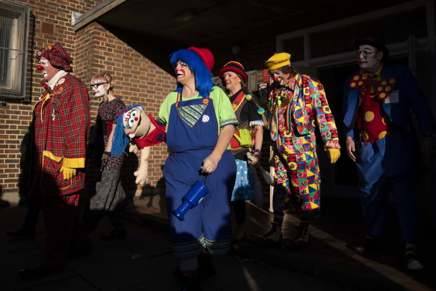 Φωτογραφίες: Γιατί το Λονδίνο γέμισε με εκατοντάδες κλόουν