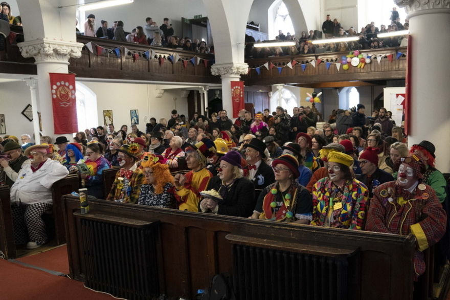 Φωτογραφίες: Γιατί το Λονδίνο γέμισε με εκατοντάδες κλόουν